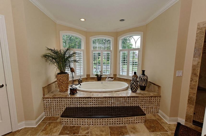 Imagen de cuarto de baño clásico con bañera encastrada