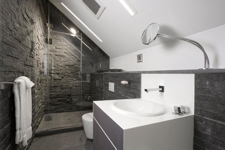 Idéer för ett mellanstort modernt badrum med dusch, med ett nedsänkt handfat, släta luckor, grå skåp, en dusch i en alkov, en vägghängd toalettstol, grå kakel, vita väggar och stenhäll