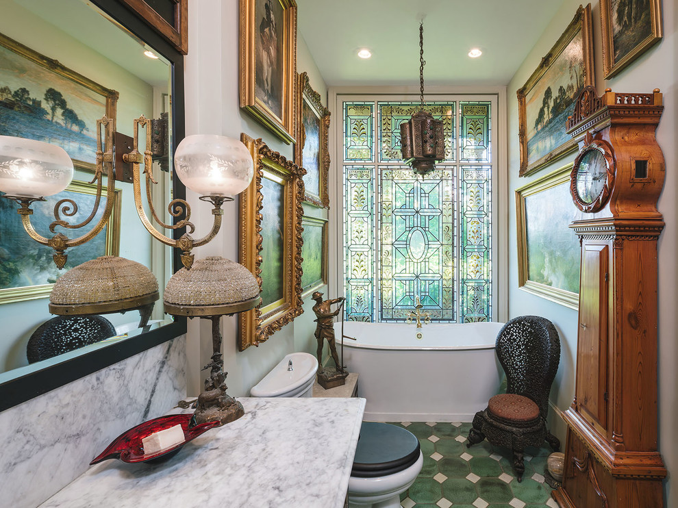 Пример оригинального дизайна: ванная комната в викторианском стиле с отдельно стоящей ванной, белыми стенами, зеленым полом и белой столешницей