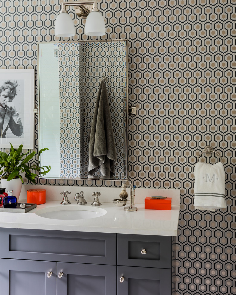 На фото: ванная комната в стиле неоклассика (современная классика) с фасадами в стиле шейкер, серыми фасадами, врезной раковиной и зеркалом с подсветкой с