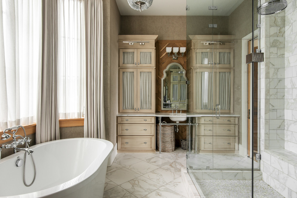 Foto på ett stort vintage vit en-suite badrum, med skåp i slitet trä, ett fristående badkar, en dusch i en alkov, vit kakel, bruna väggar, vitt golv, dusch med gångjärnsdörr, ett undermonterad handfat och luckor med infälld panel