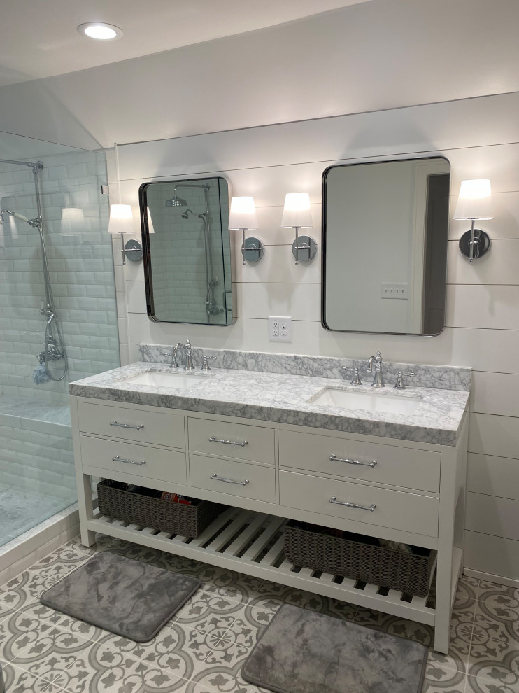Bild på ett stort vintage grå grått en-suite badrum, med luckor med infälld panel, vita skåp, ett badkar med tassar, en dubbeldusch, ett urinoar, vita väggar, klinkergolv i porslin, ett undermonterad handfat, marmorbänkskiva, dusch med gångjärnsdörr och flerfärgat golv