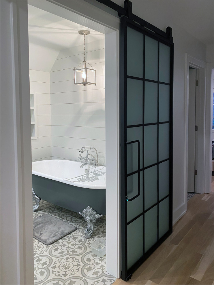 На фото: ванная комната среднего размера в стиле неоклассика (современная классика) с ванной на ножках, сводчатым потолком и стенами из вагонки с