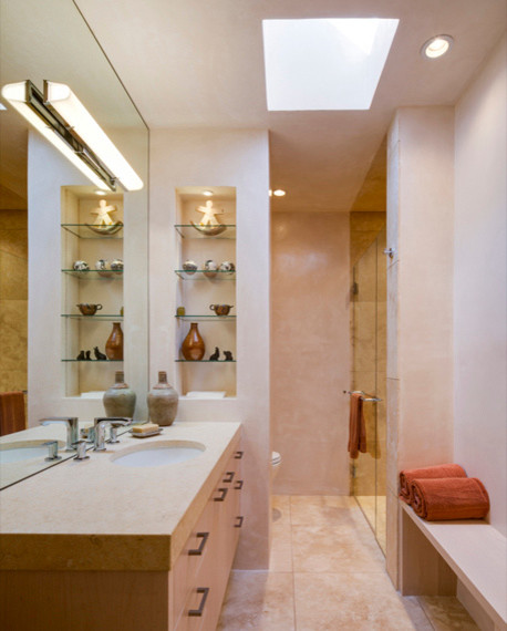 Стильный дизайн: маленькая ванная комната в современном стиле с плоскими фасадами, белыми фасадами, бежевой плиткой, каменной плиткой, душевой кабиной и столешницей из гранита для на участке и в саду - последний тренд
