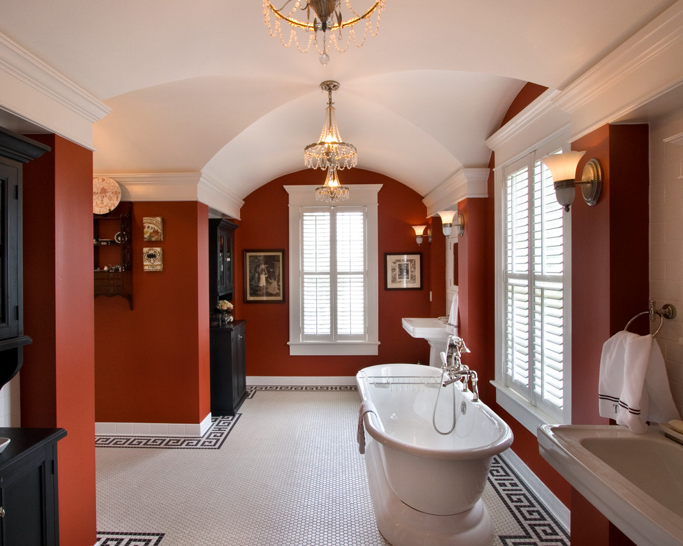 Diseño de cuarto de baño principal clásico renovado con armarios estilo shaker, puertas de armario negras, bañera exenta, paredes rojas, suelo con mosaicos de baldosas, encimera de acrílico y suelo blanco