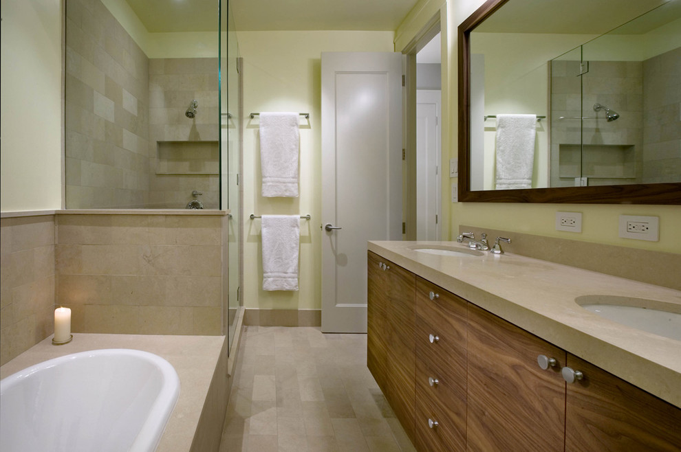 Bild på ett litet funkis en-suite badrum, med ett undermonterad handfat, släta luckor, skåp i mellenmörkt trä, granitbänkskiva, ett platsbyggt badkar, en hörndusch, en toalettstol med hel cisternkåpa, beige kakel, stenkakel och gröna väggar