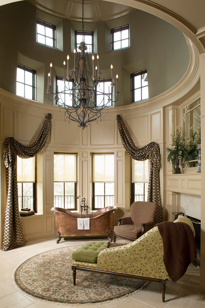 Inspiration pour une très grande salle de bain traditionnelle avec une baignoire sur pieds.