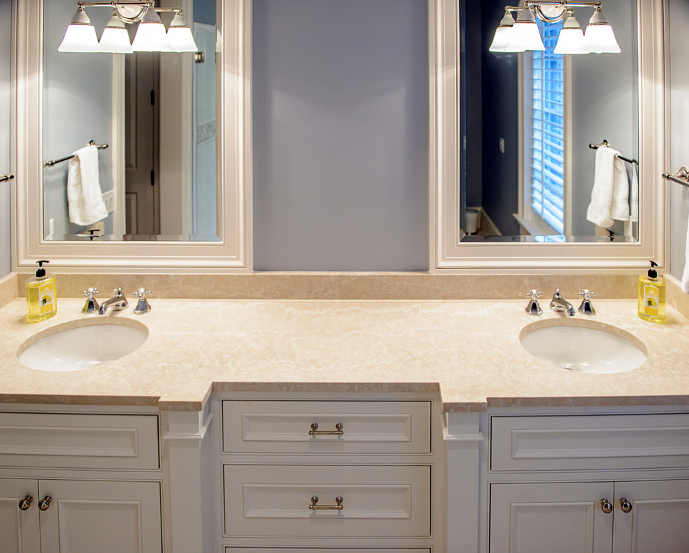 Aménagement d'une salle de bain classique avec un lavabo encastré, un plan de toilette en marbre, une douche d'angle, un carrelage beige, un mur gris et un sol en marbre.