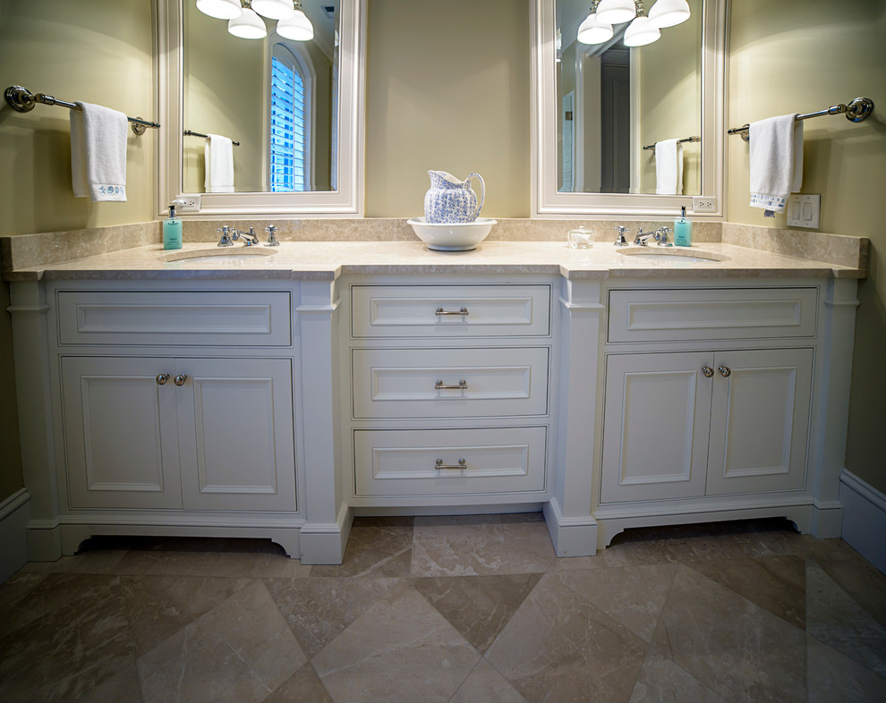 Ispirazione per una stanza da bagno classica con piastrelle beige, pareti beige, pavimento in marmo, lavabo sottopiano e top in marmo