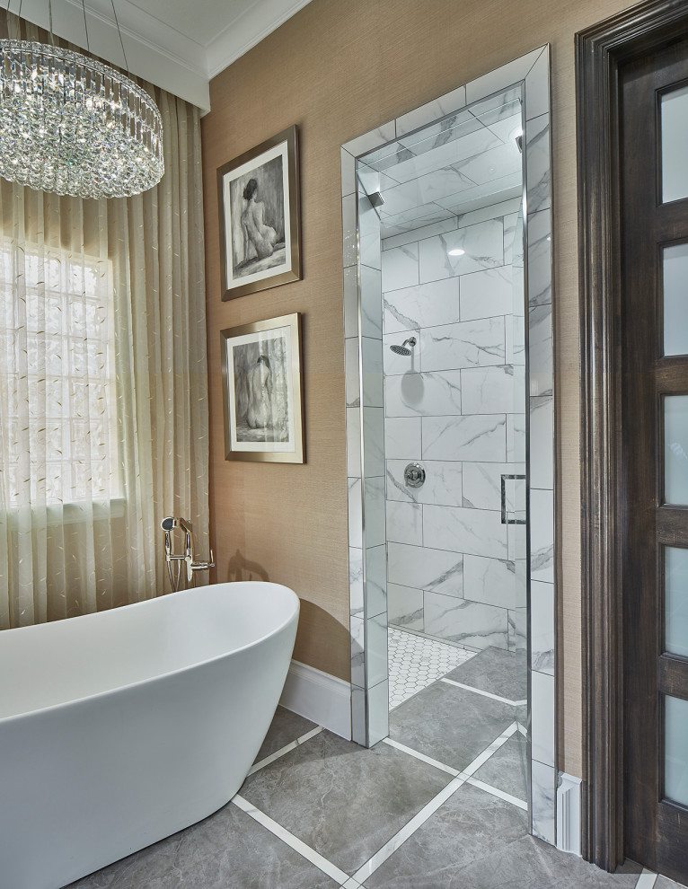 Свежая идея для дизайна: ванная комната в стиле неоклассика (современная классика) с отдельно стоящей ванной - отличное фото интерьера