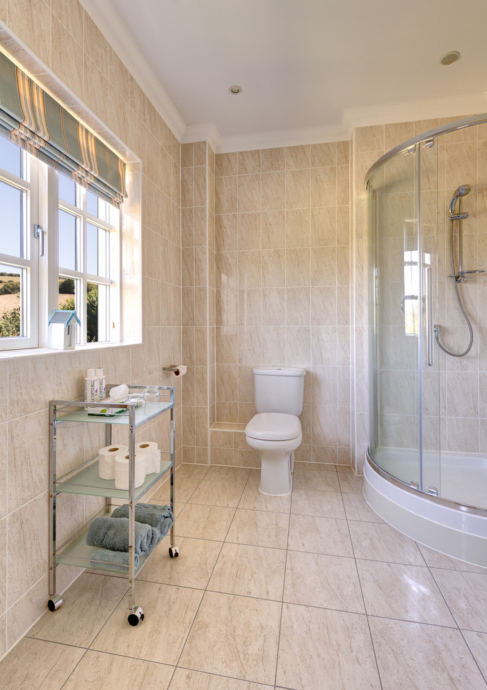 Стильный дизайн: ванная комната в стиле кантри с угловым душем, раздельным унитазом и бежевой плиткой - последний тренд
