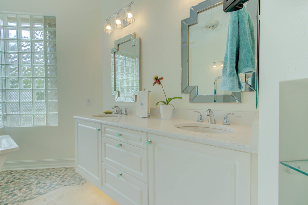 Klassisk inredning av ett stort en-suite badrum, med luckor med upphöjd panel, vita skåp, ett fristående badkar, en öppen dusch och bänkskiva i kvarts