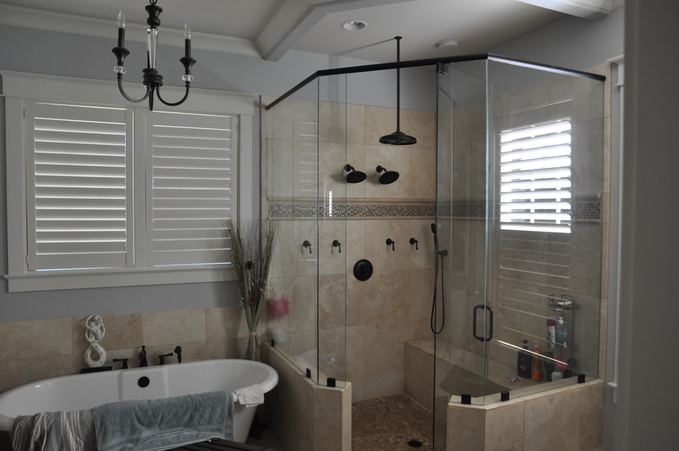 На фото: главная ванная комната среднего размера в классическом стиле с ванной на ножках, угловым душем, бежевой плиткой, плиткой из травертина, серыми стенами, полом из керамогранита, бежевым полом и душем с распашными дверями с