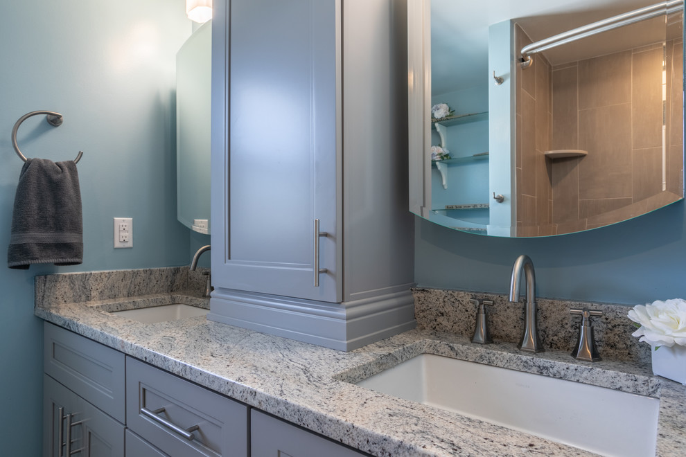 Foto på ett litet funkis grå en-suite badrum, med skåp i shakerstil, grå skåp, laminatgolv, granitbänkskiva och brunt golv