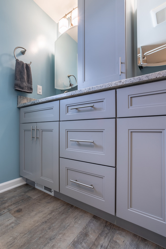 Inspiration för små moderna grått en-suite badrum, med skåp i shakerstil, grå skåp, laminatgolv, granitbänkskiva och brunt golv