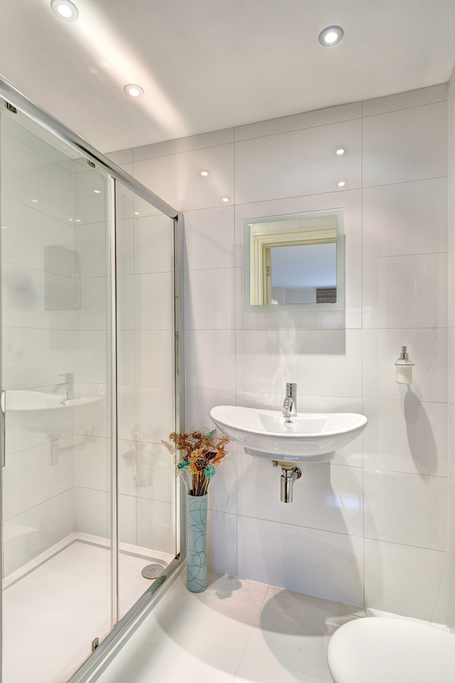 Exemple d'une salle de bain tendance avec un lavabo suspendu.