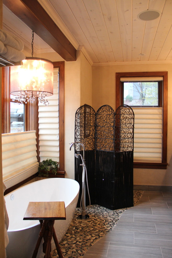 Идея дизайна: главная ванная комната в стиле рустика с отдельно стоящей ванной, разноцветной плиткой, плиткой мозаикой, бежевыми стенами и полом из керамической плитки