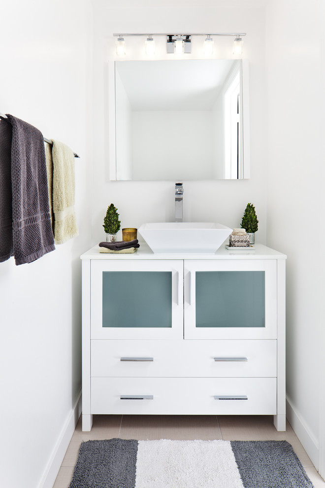 Ispirazione per una piccola stanza da bagno contemporanea con lavabo a bacinella, ante bianche, pareti bianche e pavimento in gres porcellanato