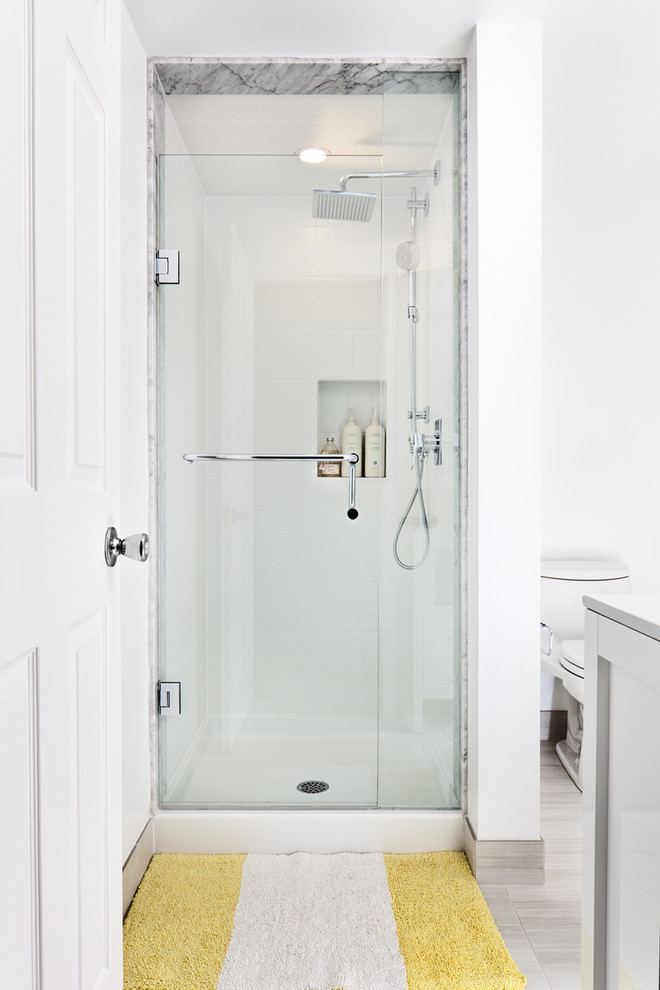Пример оригинального дизайна: ванная комната среднего размера в современном стиле с белыми стенами, полом из керамогранита, белой плиткой и душем в нише