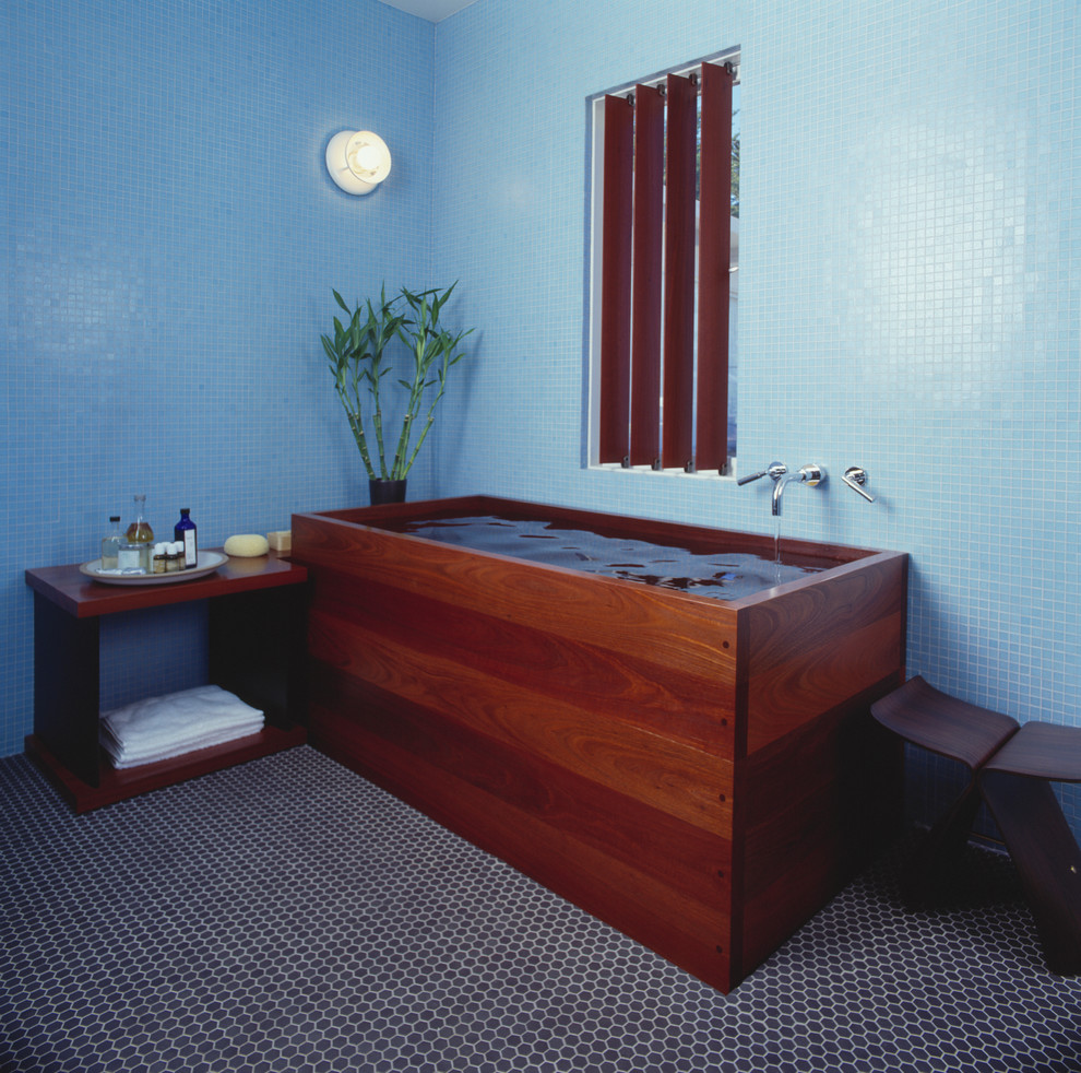 Свежая идея для дизайна: ванная комната в стиле модернизм с японской ванной - отличное фото интерьера
