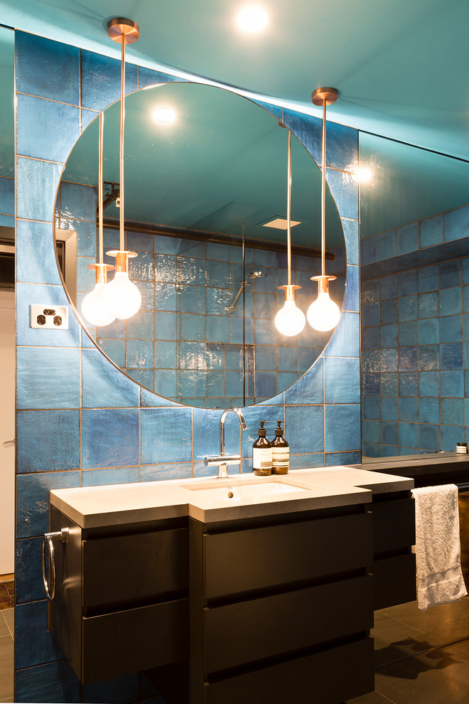 Inspiration pour une douche en alcôve principale bohème en bois foncé de taille moyenne avec une baignoire indépendante, WC à poser, un carrelage bleu, des carreaux de céramique, un mur bleu, un sol en carrelage de porcelaine, un lavabo encastré et un plan de toilette en calcaire.