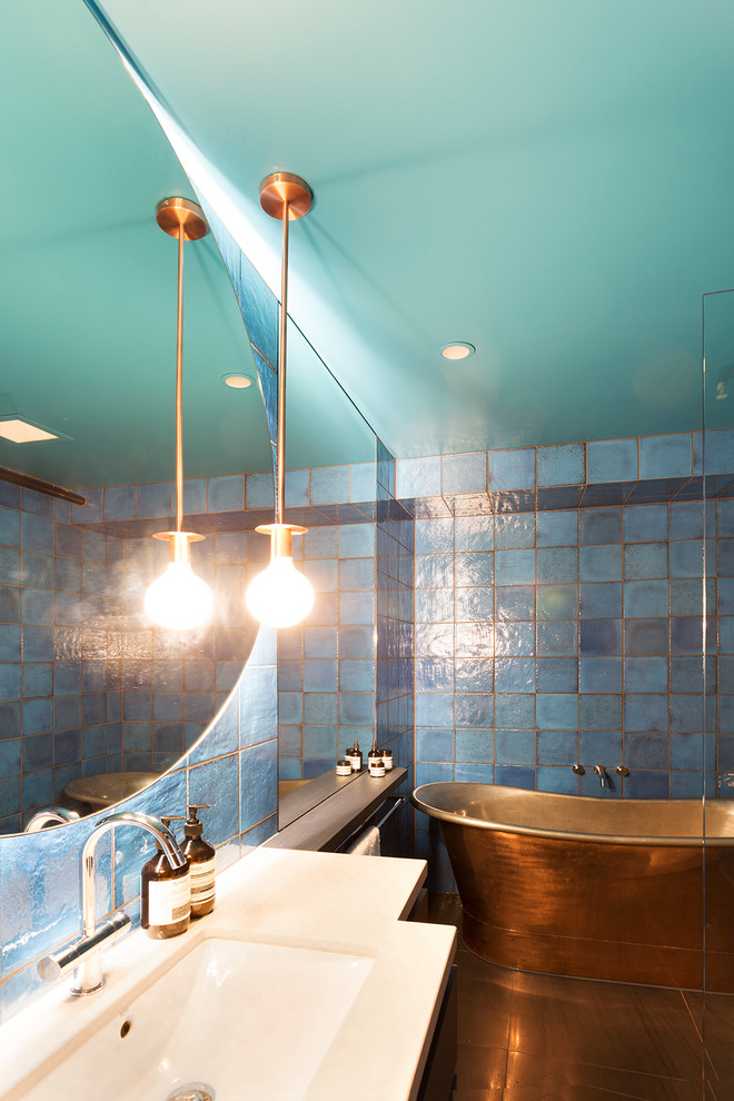 Стильный дизайн: главная ванная комната среднего размера в современном стиле с темными деревянными фасадами, отдельно стоящей ванной, синей плиткой, керамической плиткой, синими стенами, врезной раковиной, открытым душем и зеркалом с подсветкой - последний тренд