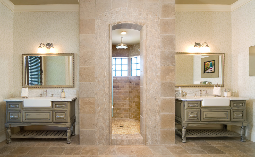 Modelo de cuarto de baño principal clásico grande con armarios tipo mueble, puertas de armario con efecto envejecido, ducha empotrada, baldosas y/o azulejos de piedra, suelo de travertino y encimera de mármol
