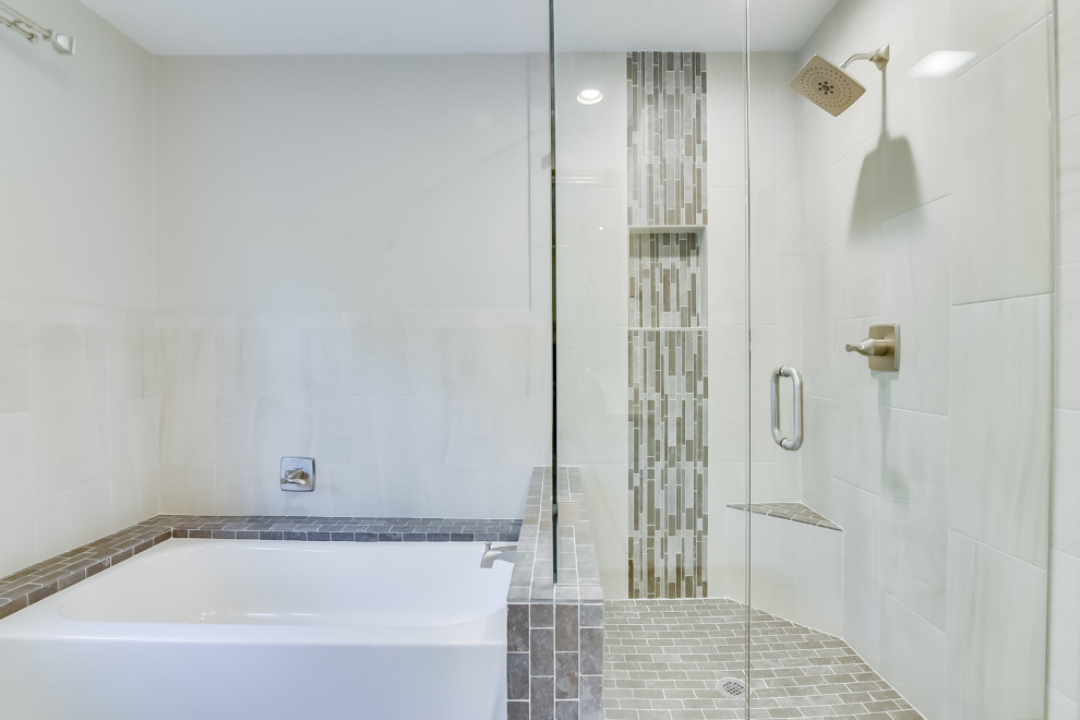 Idéer för ett mellanstort klassiskt vit en-suite badrum, med skåp i shakerstil, vita skåp, ett platsbyggt badkar, en hörndusch, en toalettstol med separat cisternkåpa, keramikplattor, grå väggar, skiffergolv, ett undermonterad handfat, bänkskiva i kvarts, grått golv och dusch med gångjärnsdörr