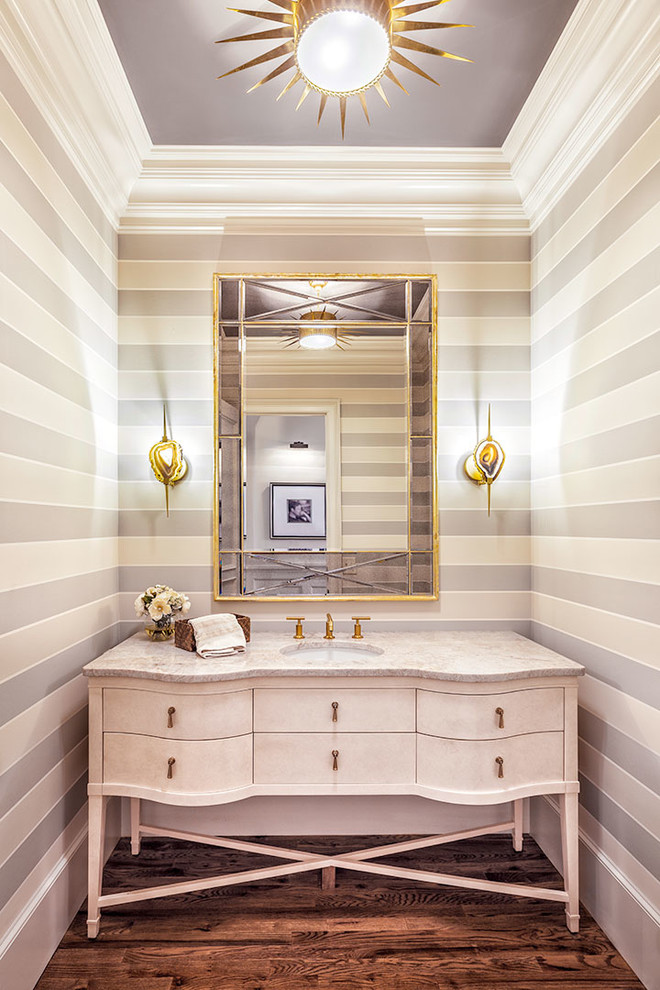 Стильный дизайн: ванная комната среднего размера в стиле неоклассика (современная классика) с врезной раковиной, мраморной столешницей, темным паркетным полом, белыми фасадами, зеркалом с подсветкой и плоскими фасадами - последний тренд