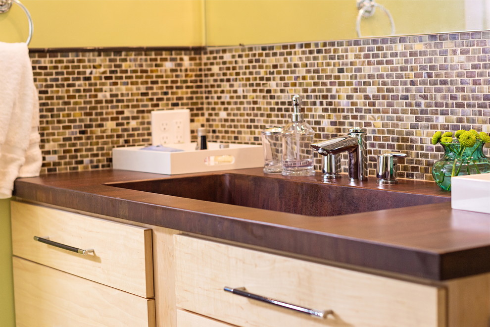 Idee per una stanza da bagno contemporanea con ante in legno chiaro, top in cemento e piastrelle marroni