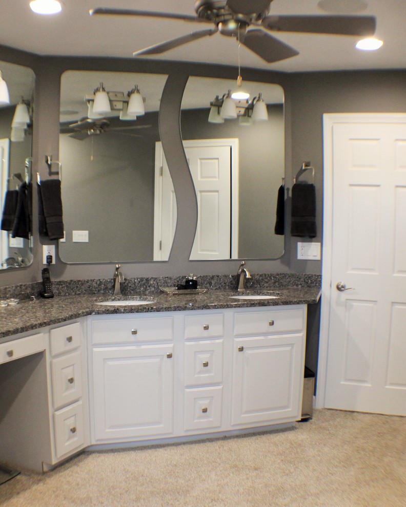 Inredning av ett klassiskt stort en-suite badrum, med ett undermonterad handfat, luckor med upphöjd panel, vita skåp, granitbänkskiva, ett hörnbadkar, en dusch i en alkov, flerfärgad kakel, glaskakel, grå väggar och klinkergolv i keramik