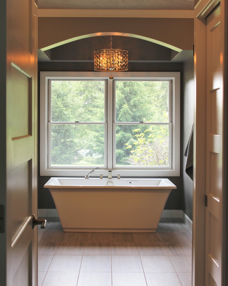 Foto på ett stort vintage en-suite badrum, med ett undermonterad handfat, möbel-liknande, skåp i mörkt trä, bänkskiva i kvarts, ett fristående badkar, en hörndusch, grå kakel, grå väggar och klinkergolv i keramik