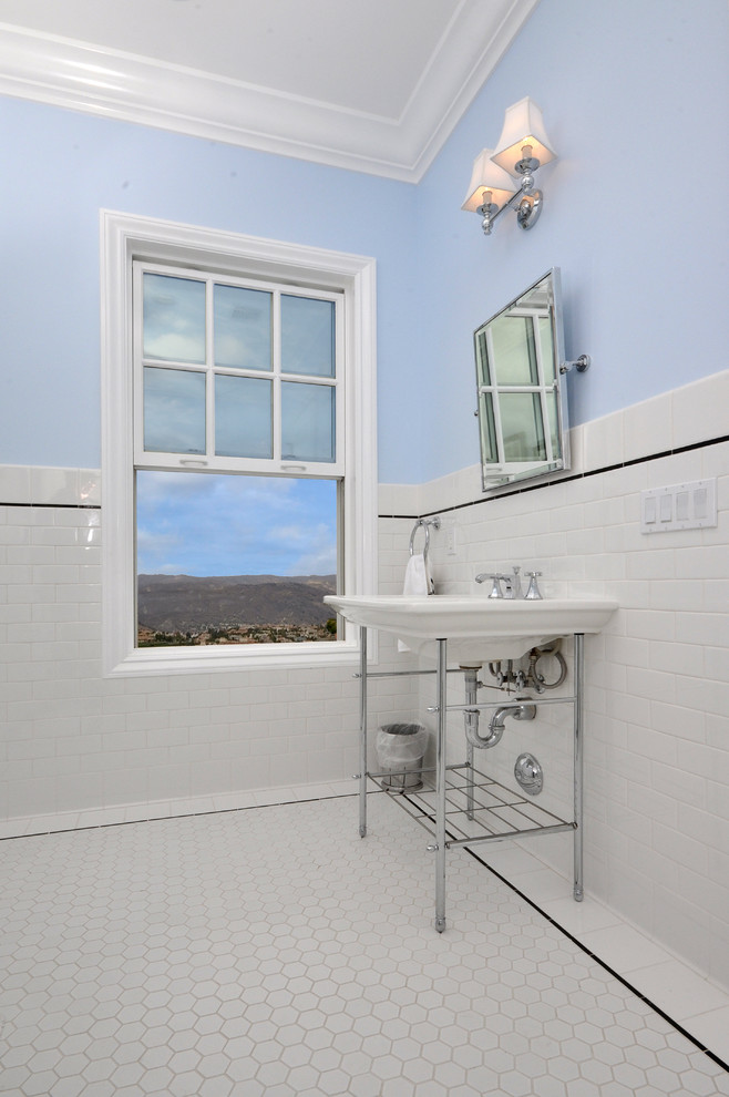 Imagen de cuarto de baño tradicional grande con puertas de armario blancas, baldosas y/o azulejos blancos, losas de piedra, paredes azules, suelo con mosaicos de baldosas, aseo y ducha y lavabo integrado