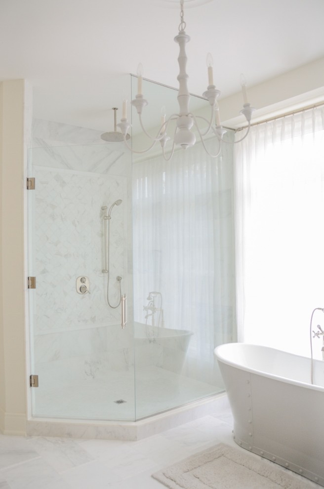 Inspiration för klassiska badrum, med ett fristående badkar och en dusch i en alkov