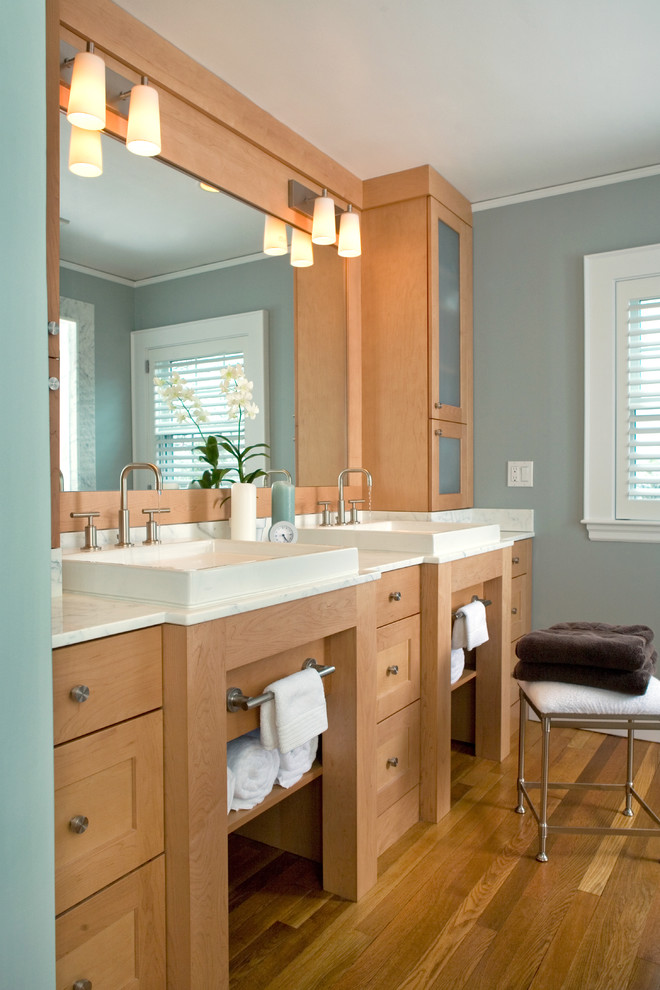 Modelo de cuarto de baño contemporáneo con lavabo sobreencimera, armarios estilo shaker y puertas de armario de madera oscura