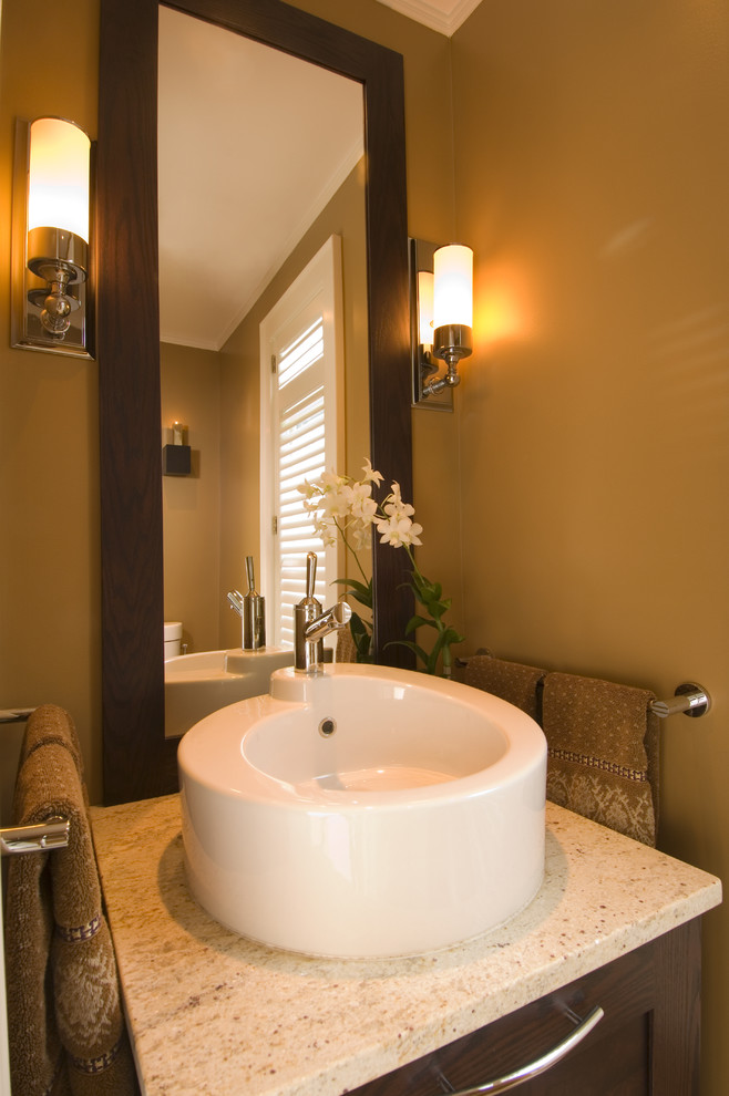 Идея дизайна: ванная комната в стиле модернизм с настольной раковиной