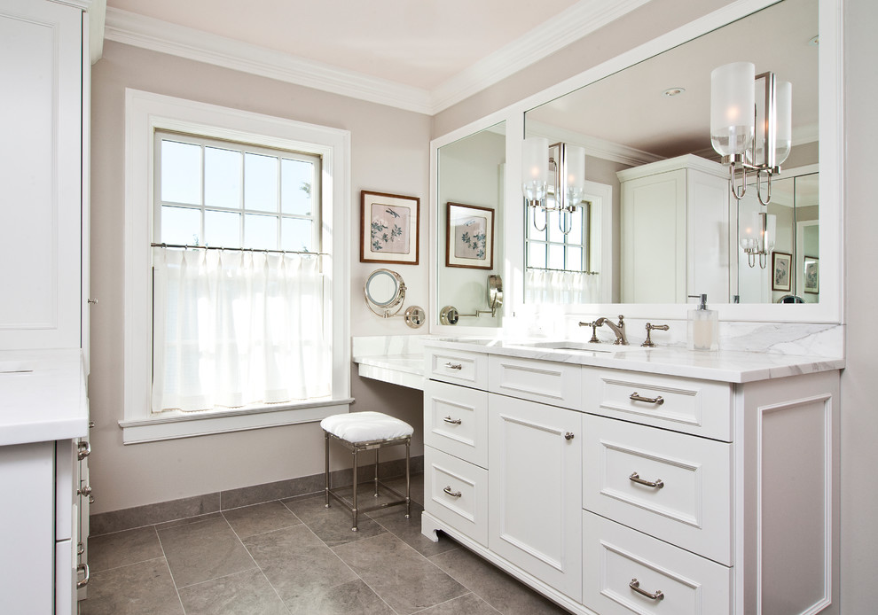 Inspiration för ett vintage en-suite badrum, med luckor med upphöjd panel, vita skåp, en dusch i en alkov, brun kakel, stenkakel, beige väggar, klinkergolv i porslin, ett undermonterad handfat och marmorbänkskiva