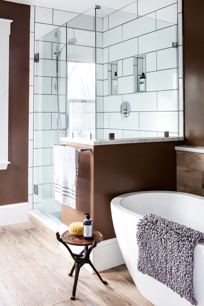 Imagen de cuarto de baño clásico renovado con bañera exenta, ducha esquinera, baldosas y/o azulejos blancos, paredes marrones, suelo marrón y ducha con puerta con bisagras