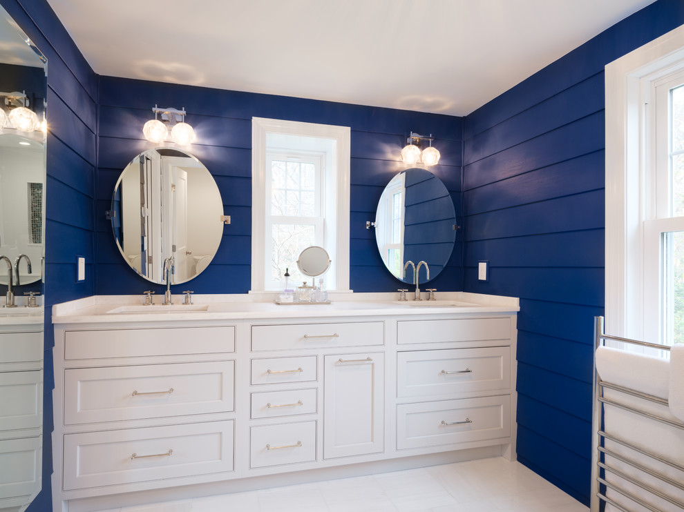 Idéer för att renovera ett mellanstort vintage en-suite badrum, med skåp i shakerstil, vita skåp, en dubbeldusch, blå väggar, marmorgolv, marmorbänkskiva, vitt golv och dusch med gångjärnsdörr