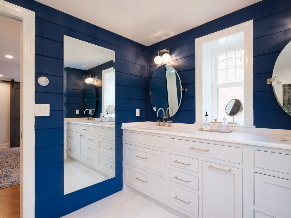 Imagen de cuarto de baño principal tradicional renovado de tamaño medio con armarios estilo shaker, puertas de armario blancas, paredes azules, suelo de mármol, encimera de mármol y suelo blanco