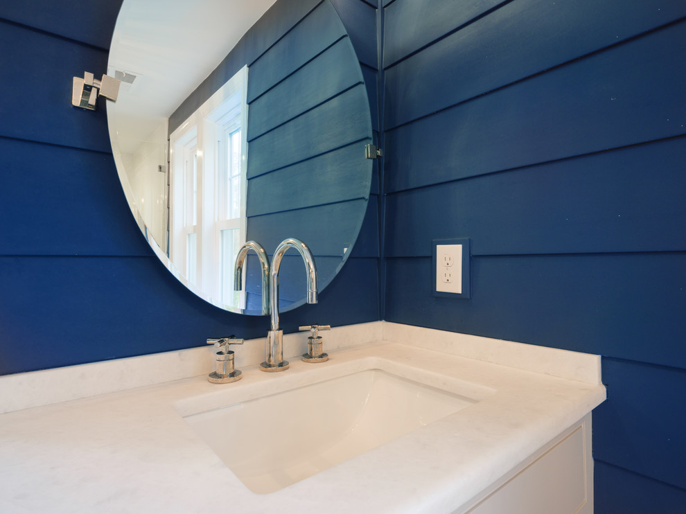Источник вдохновения для домашнего уюта: главная ванная комната среднего размера в стиле неоклассика (современная классика) с белыми фасадами, двойным душем, синими стенами, душем с распашными дверями, фасадами в стиле шейкер, мраморным полом, мраморной столешницей и белым полом