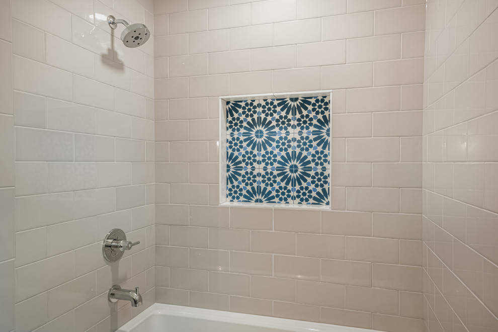 Immagine di una stanza da bagno per bambini classica con ante blu, vasca ad alcova, vasca/doccia, pareti grigie, lavabo sottopiano, top in quarzo composito e un lavabo