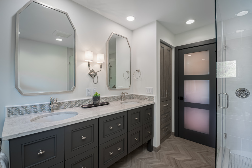 Diseño de cuarto de baño principal y doble clásico renovado con puertas de armario grises, bañera exenta, paredes blancas, lavabo bajoencimera, encimera de cuarzo compacto y boiserie