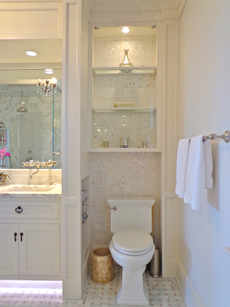 Aménagement d'une grande salle de bain principale classique avec un placard à porte shaker, des portes de placard blanches, une baignoire en alcôve, une douche d'angle, WC séparés, un mur blanc, un sol en linoléum, un lavabo encastré et un plan de toilette en marbre.