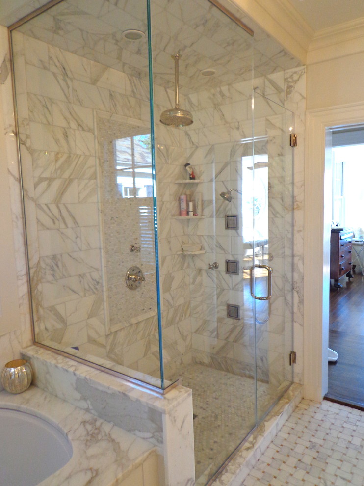 На фото: большая главная ванная комната в классическом стиле с фасадами в стиле шейкер, белыми фасадами, ванной в нише, угловым душем, раздельным унитазом, белыми стенами, полом из линолеума, врезной раковиной и мраморной столешницей