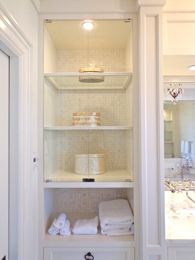 Idéer för stora vintage en-suite badrum, med skåp i shakerstil, vita skåp, ett badkar i en alkov, en hörndusch, en toalettstol med separat cisternkåpa, vita väggar, linoleumgolv, ett undermonterad handfat och marmorbänkskiva