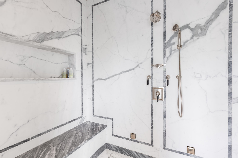 Cette image montre une salle de bain principale traditionnelle avec un lavabo encastré, un placard en trompe-l'oeil, un plan de toilette en marbre, une baignoire indépendante, une douche double, un carrelage gris, un carrelage de pierre et un sol en marbre.