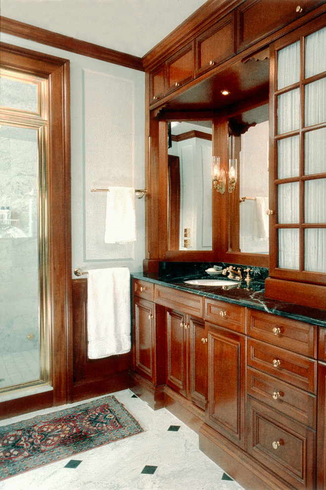 Immagine di una stanza da bagno padronale chic di medie dimensioni con consolle stile comò, ante in legno bruno, top in marmo, pavimento in marmo, lavabo sottopiano e top verde