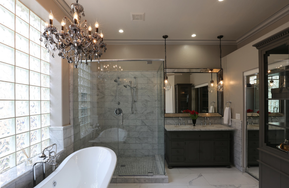 Foto på ett stort vintage flerfärgad en-suite badrum, med ett badkar med tassar, en hörndusch, beige väggar, marmorgolv, ett nedsänkt handfat och dusch med gångjärnsdörr