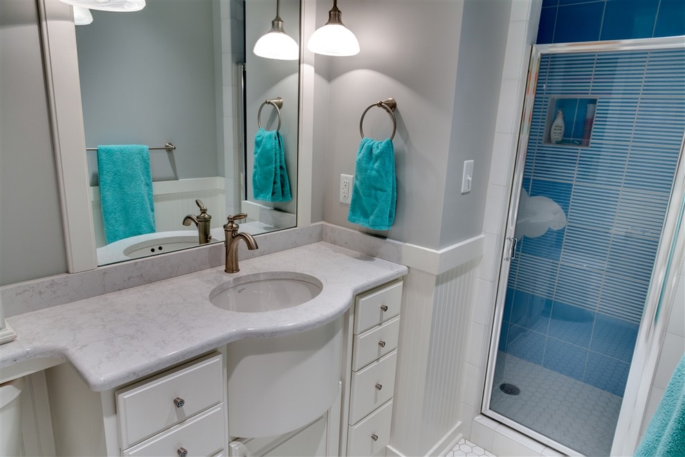 Ispirazione per una stanza da bagno con doccia moderna di medie dimensioni con ante con bugna sagomata, ante bianche, pareti grigie, doccia alcova, pavimento con piastrelle a mosaico, lavabo sospeso, top in marmo, piastrelle blu, piastrelle bianche e piastrelle in ceramica